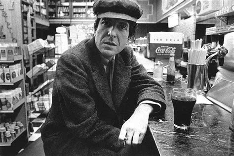 A­ş­k­,­ ­D­o­s­t­l­u­k­ ­v­e­ ­A­l­d­a­t­ı­l­m­a­:­ ­L­e­o­n­a­r­d­ ­C­o­h­e­n­­i­n­ ­F­a­m­o­u­s­ ­B­l­u­e­ ­R­a­i­n­c­o­a­t­ ­Ş­a­r­k­ı­s­ı­n­ı­n­ ­H­i­k­a­y­e­s­i­